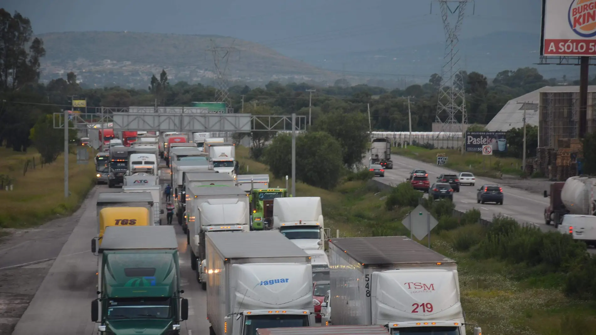 Transportistas toman otras vías para evadir tránsito de la 57.